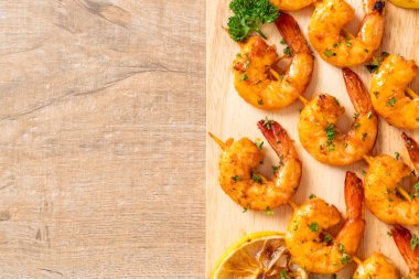 Limon - deniz ürünleri tarzı ile ızgara kaplan karides şiş