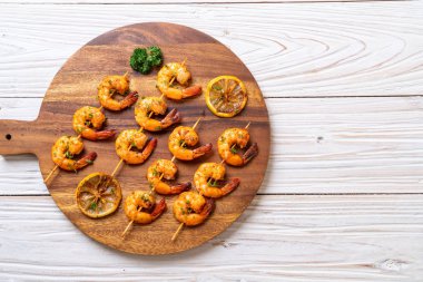 Limon - deniz ürünleri tarzı ile ızgara kaplan karides şiş