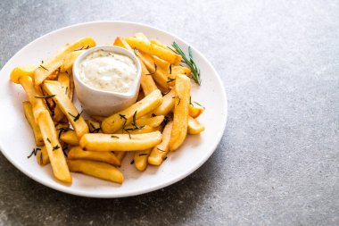 Soslu patates kızartması - sağlıksız yemek.