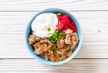 Yumurtalı domuz pirinci kasesi (Donburi) - Japon yemeği tarzı.