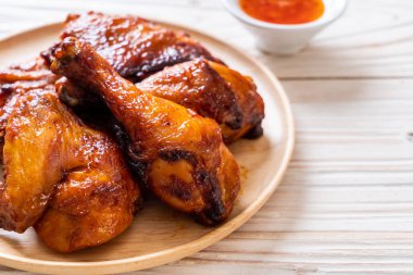 Masada ızgara ve ızgara tavuk.