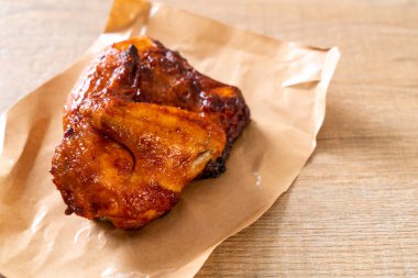 Masada ızgara ve ızgara tavuk.