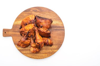 ızgara ve Barbekü tavuk beyaz arka plan üzerinde izole