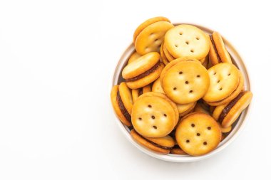 Beyaz arka planda izole edilmiş ananas reçelli hindistan cevizi bisküvisi