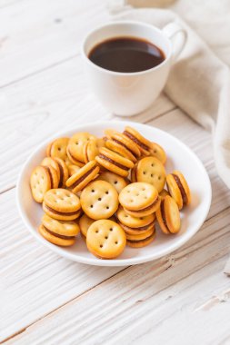 Hindistan cevizli bisküvi ve ananas reçeli.