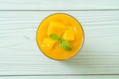 taze mango smoothies - sağlıklı yiyecek ve içecek konsepti