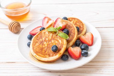 taze yaban mersini, taze çilek ve bal ile sufle gözleme