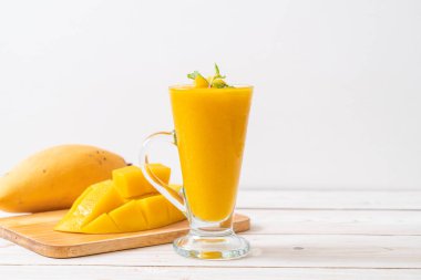 taze mango smoothies - sağlıklı yiyecek ve içecek konsepti