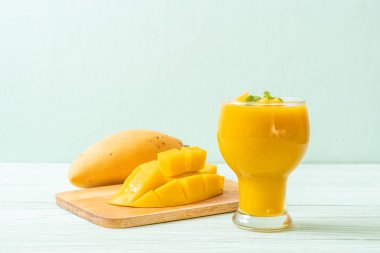 taze mango smoothies - sağlıklı yiyecek ve içecek konsepti
