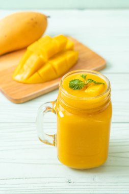 taze mango smoothies - sağlıklı yiyecek ve içecek konsepti