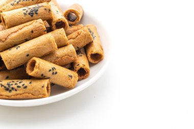 Tayland çıtır hindistan cevizli rulo beyaz arka planda izole