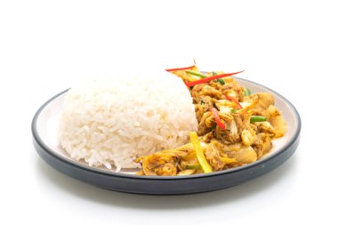 Beyaz arka plan üzerinde izole pilavlı köri tozu Fried yengeç