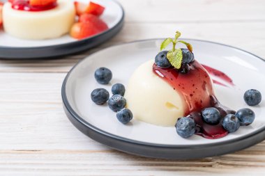 yoğurt puding taze yaban mersini - sağlıklı yemek ve tatlı ile