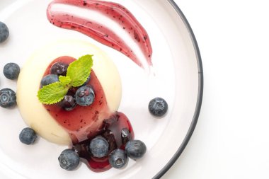 Beyaz arka plan üzerinde izole taze yaban mersini ile yoğurt puding