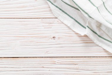 ahşap arka plan üzerinde mutfak bezi (peçete)