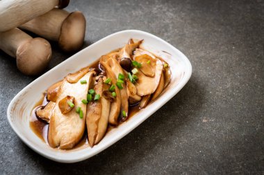 İstiridye soslu kızarmış kral istiridye mantarı. Sağlıklı, vejetaryen ya da vejetaryen yemek tarzı.