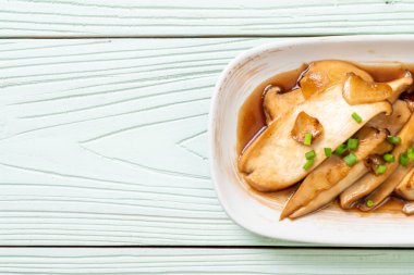 İstiridye soslu kızarmış kral istiridye mantarı. Sağlıklı, vejetaryen ya da vejetaryen yemek tarzı.