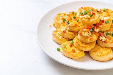 Sahanda yumurta yumuşak tofu sarımsak - sağlıklı, vegan ve sebze gıda tarzı