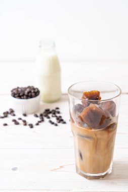 ahşap masa üzerinde sütlü kahve buz küpleri