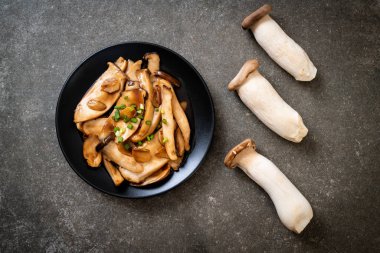 İstiridye soslu kızarmış kral istiridye mantarı. Sağlıklı, vejetaryen ya da vejetaryen yemek tarzı.