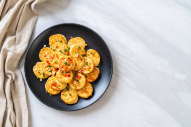 Sahanda yumurta yumuşak tofu sarımsak - sağlıklı, vegan ve sebze gıda tarzı