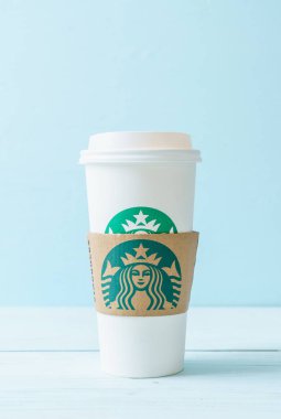 Bangkok, Tayland - 5 Haziran 2018: Beyaz kahve fincanı Starbucks logosu üzerinde tahta arka plan ile. Starbucks dünyanın en büyük kahve evi 61 ülke içinde 20.000'den fazla mağaza ile mi.
