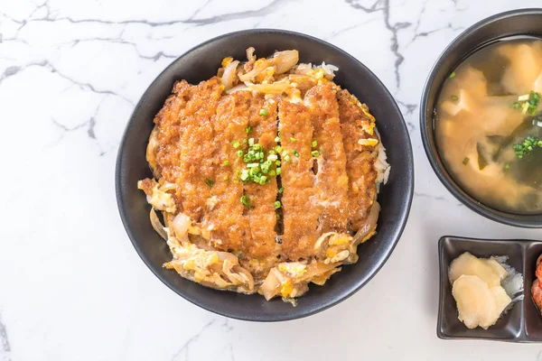 Kızarmış domuz pirzolası kasesi (Katsudon) - Japon yemek tarzı