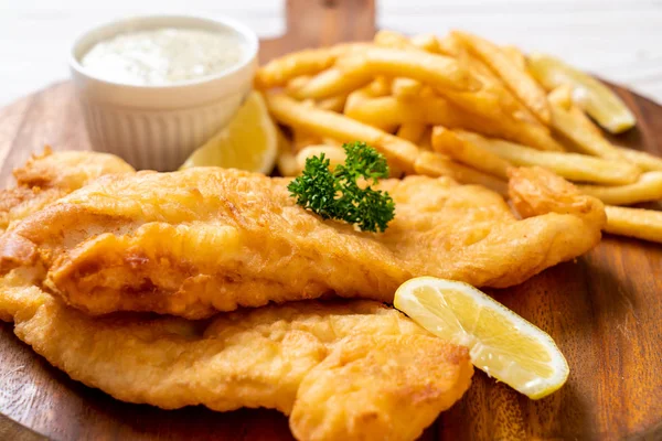 Balık ve patates kızartması. Sağlıksız yiyecekler.