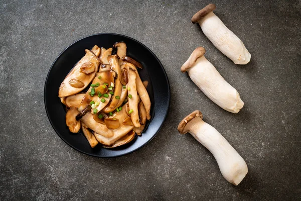 İstiridye soslu kızarmış kral istiridye mantarı. Sağlıklı, vejetaryen ya da vejetaryen yemek tarzı.