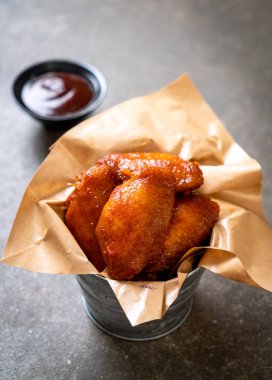 Barbekü tavuk kanadı sosu ile