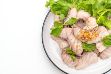 Haşlanmış balık daldırma soslu beyaz arka plan üzerinde izole