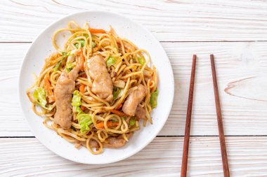 tavada kızartılmış yakisoba noodle pork - Asya gıda tarzı ile