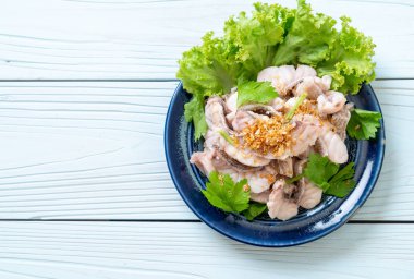 Soslu ve sebzeli haşlanmış balık sosu.