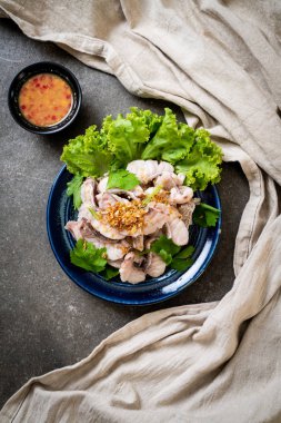 Soslu ve sebzeli haşlanmış balık sosu.