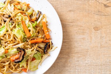 tavada kızartılmış yakisoba noodle sebzeli - vegan ve vejetaryen yiyecekler