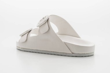 Kadınlar beyaz arka plan üzerinde izole sandalet deri