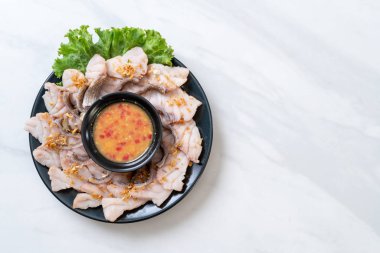 Soslu ve sebzeli haşlanmış balık sosu.