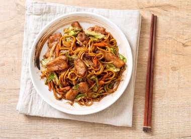 tavada kızartılmış yakisoba noodle pork - Asya gıda tarzı ile