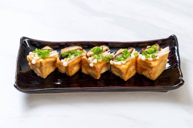 Shitake Mantarlı ızgara Tofu ve Altın İğne Mantarı - sağlıklı, vejetaryen veya vejetaryen yemek tarzı