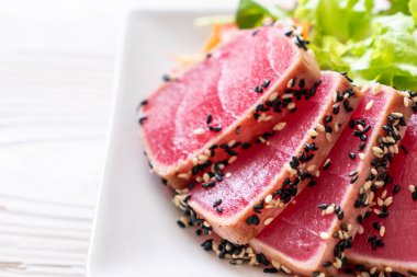 Taze ton balığı ve sebze salatası. Sağlıklı yemek.