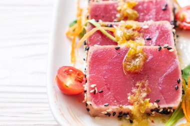 Taze orkinos ile baharatlı salata sosu - ham sağlıklı gıda