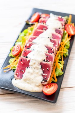 Sebze salatası ve soslu taze ton balığı. Sağlıklı yiyecek.