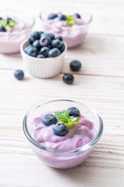 Taze yaban mersinli ev yapımı yoğurt