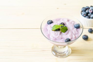 Taze yaban mersinli ev yapımı yoğurt