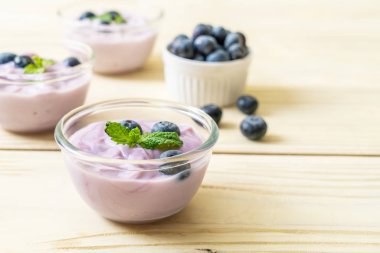 Taze yaban mersinli ev yapımı yoğurt