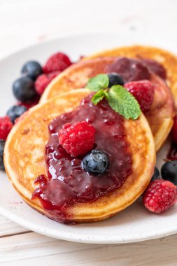 Taze ahududu ve yabanmersinli gözleme.