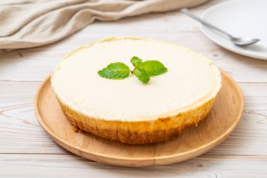 Ahşap zemin üzerine nane ile ev yapımı cheesecake