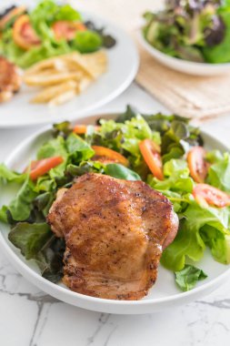 ızgara tavuk biftek tabakta sebze salatası ile