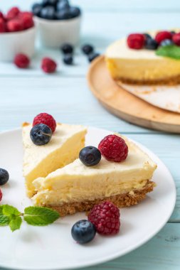 Ev yapımı cheesecake taze ahududu ve yaban mersini ile