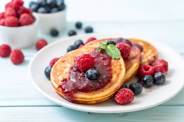 Souffle Pancake Fresh Raspberries Blueberries — Stock Photo, Image